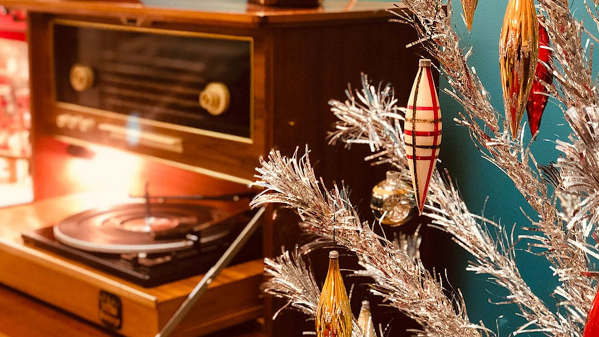 Mid-Century Modern Holiday Decor
