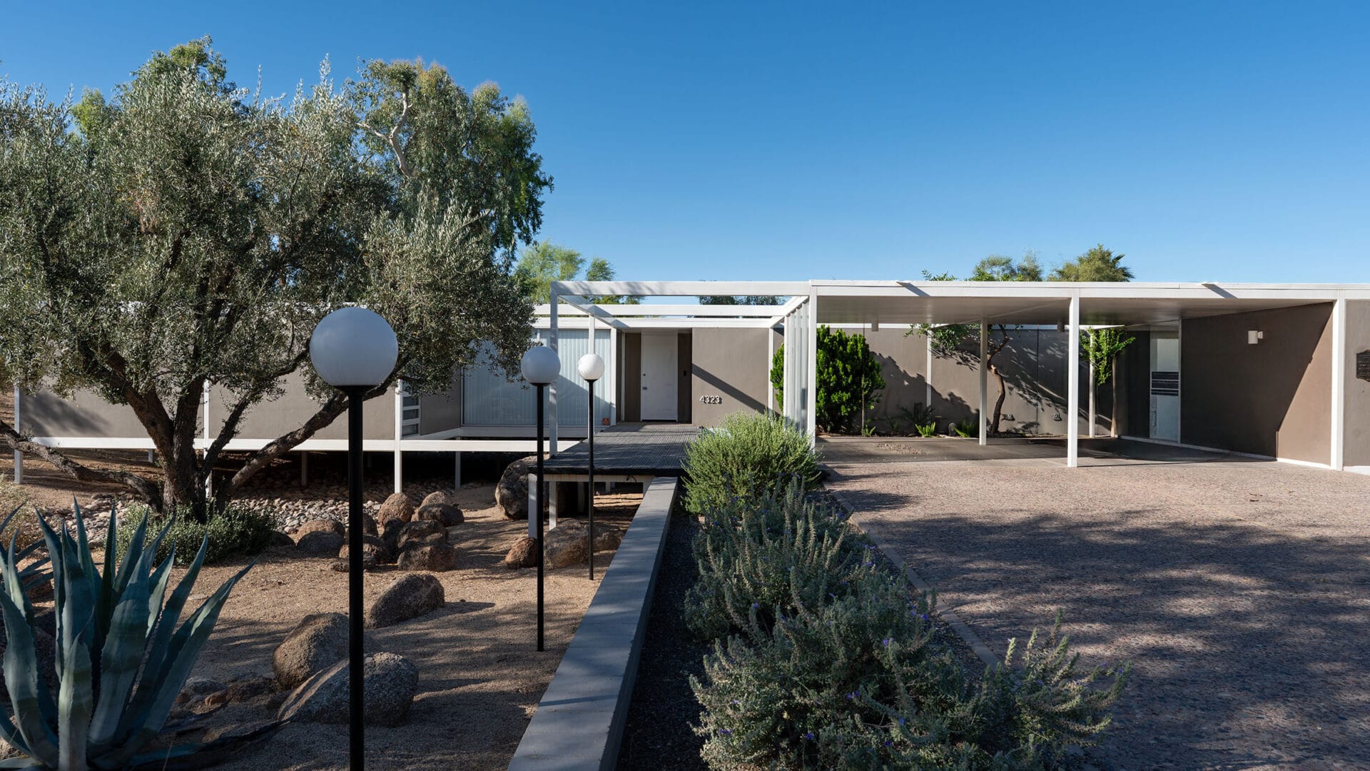 Al Beadle modernist home in Phoenix with strong geometric lines, deep shade, and desert modern architecture.