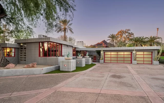 Opportunities like this don’t repeat. ✨

Designed in 1951 by Frank Lloyd Wright, the Benjamin Adelman House sits on the 